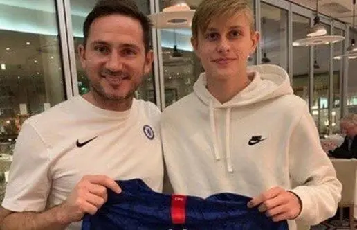 Tauriainen chụp hình chung cùng Lampard.