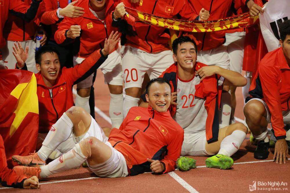 Trọng Hoàng cùng các đồng đội đăng quang chức vô địch SEA Games 30. 