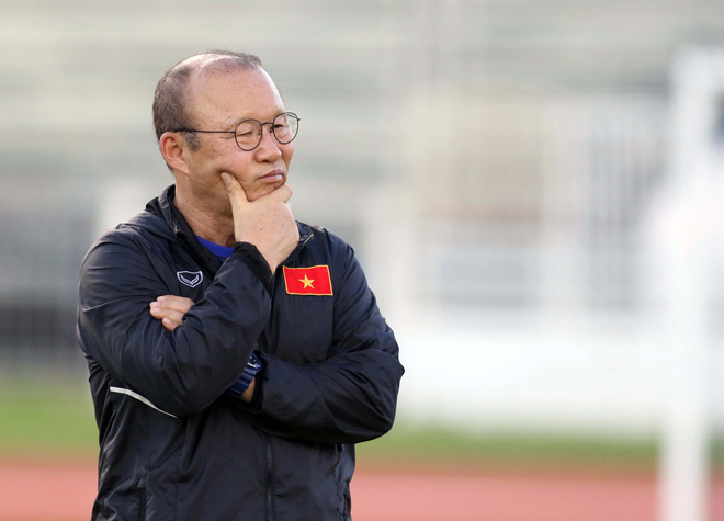 Thầy Park lo sốt vó vì các trung vệ Việt Nam ‘phập phù’