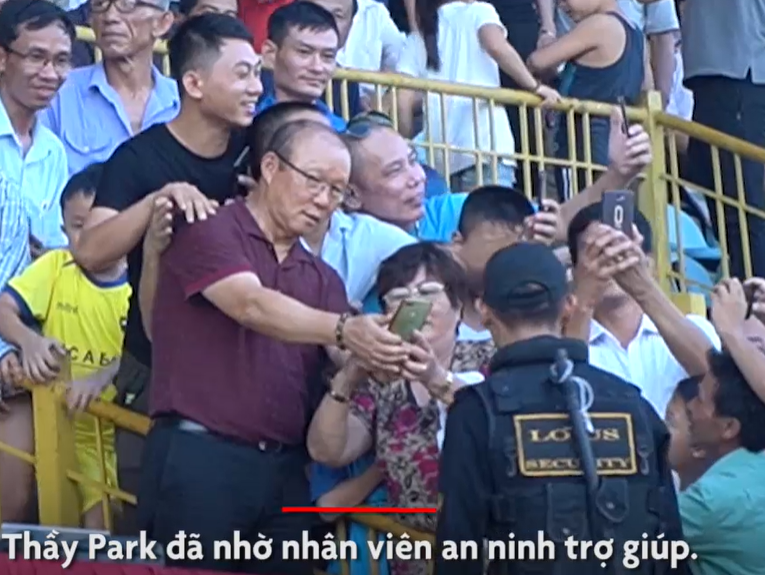 CLIP: Thầy Park bị fan vây kín xin chụp ảnh, dù rất mệt nhưng vẫn mỉm cười chiều lòng NHM